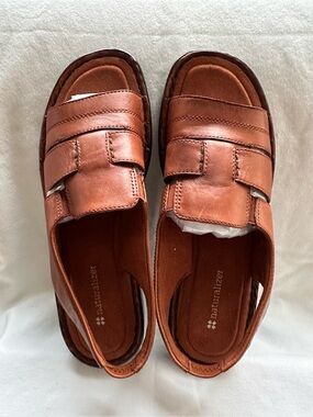Naturalizer Tan Brown Leather Sandals.